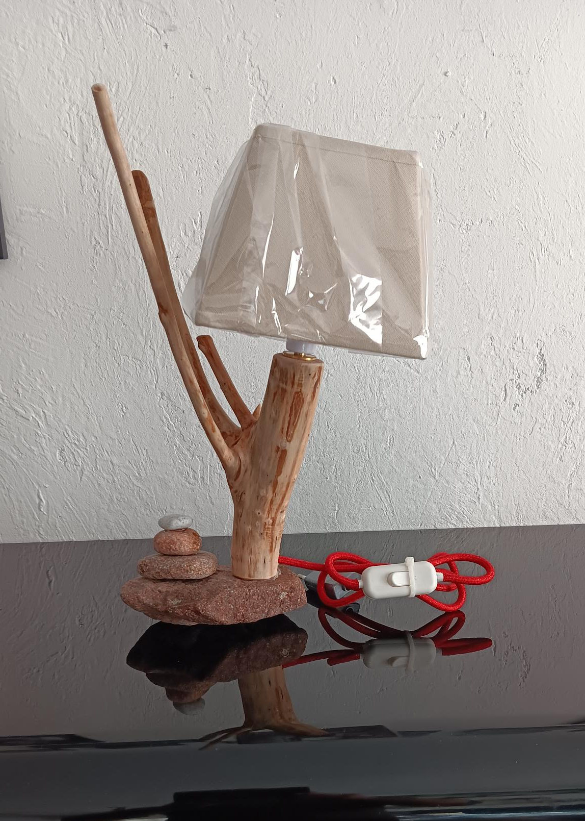 Lampe de table en bois avec abat-jour, Totem Sirena, cordon rouge, et interrupteur.
