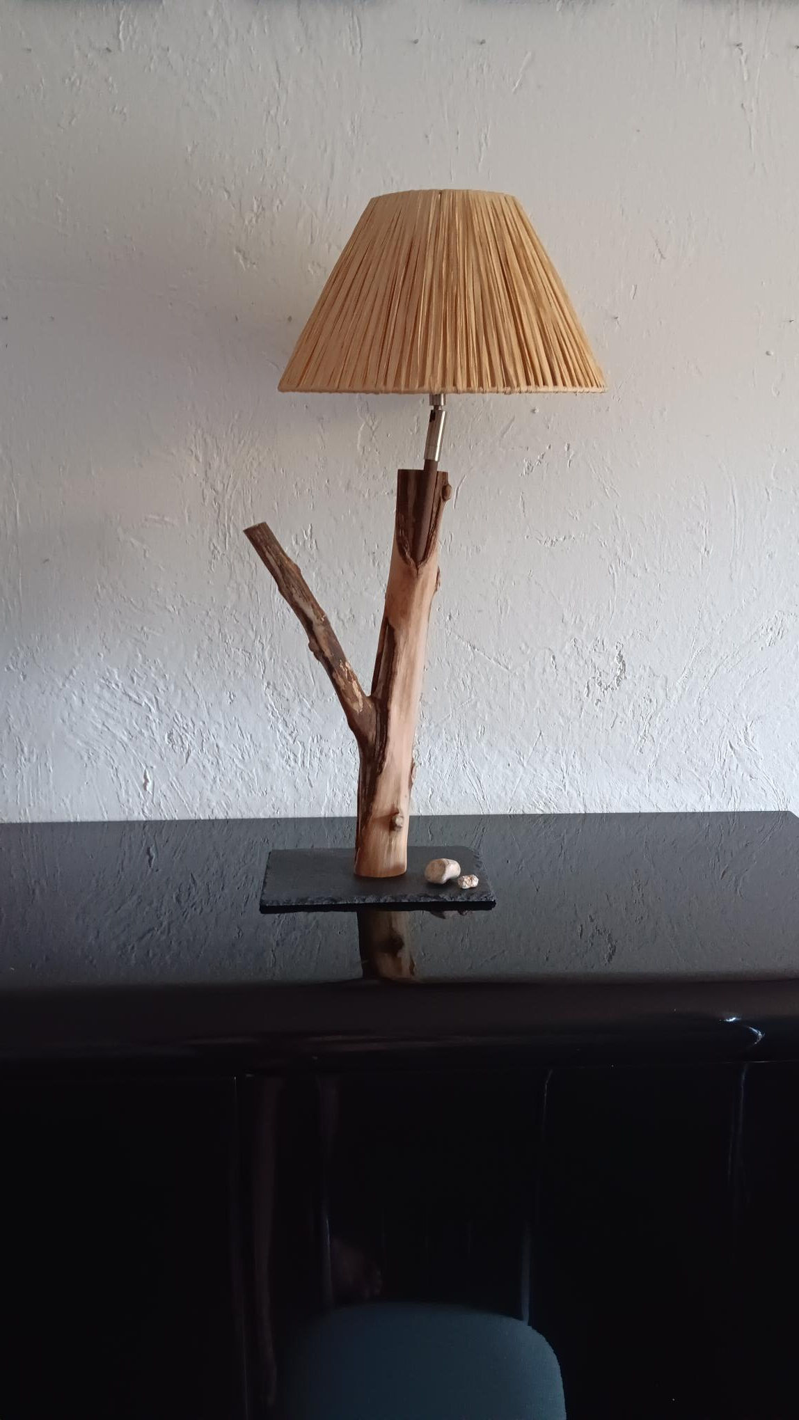 Lampe de table en bois avec abat-jour, sur table noire, arrière-plan blanc. Wood