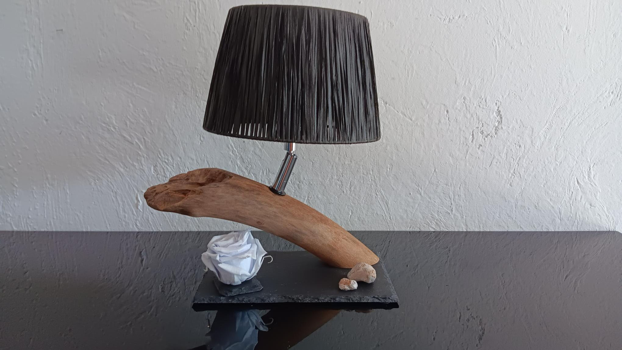 Lampe de table avec abat-jour noir, socle en bois, lampe en bois et Lignum Cinereum.