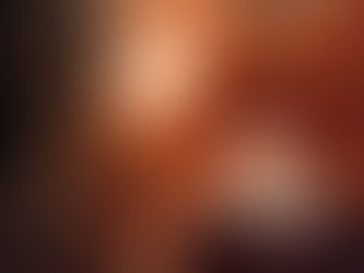 L’éclairage d’ambiance transforme les volumes en émotions. Ici, une lumière douce enveloppe l’espace comme une respiration