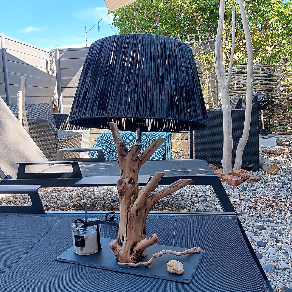 Lampe noire sur socle en bois, à l'extérieur, Totem Sirena, avec bougie et bois.