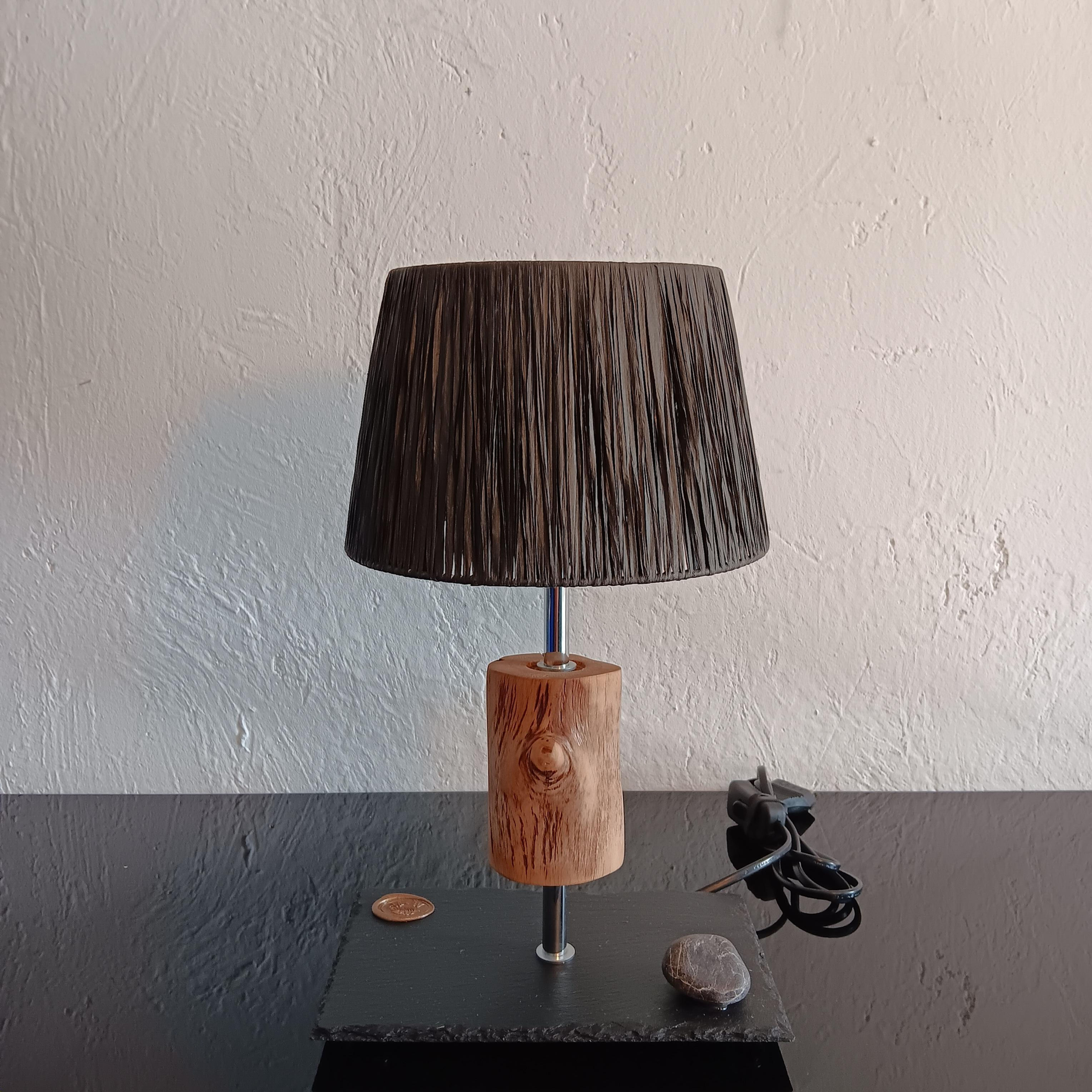 Lampe en bois avec abat-jour noir est sur la table, lampe en bois.
