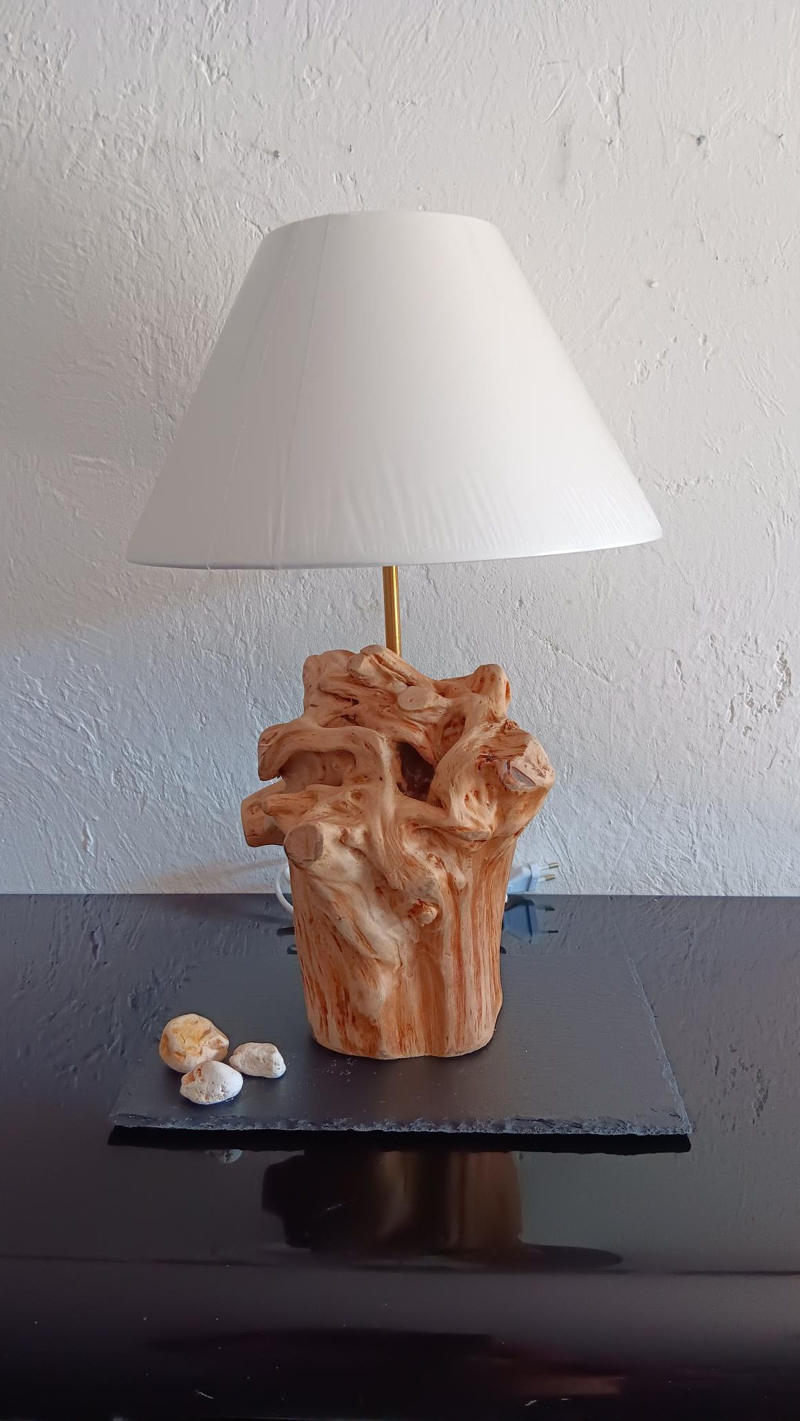 Lampe de table en bois avec abat-jour blanc, Radix Lucis, lampe en bois artisanale, abwood.