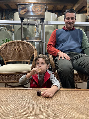 Família conhecendo mais sobre a produção vitivinícola