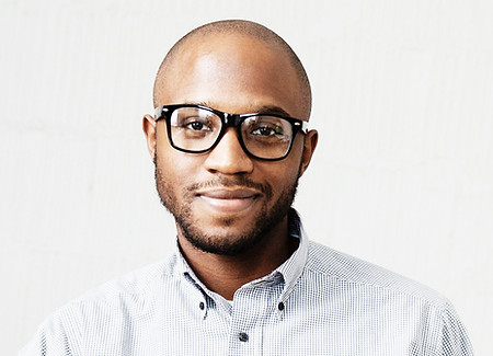 Homme chauve avec des lunettes