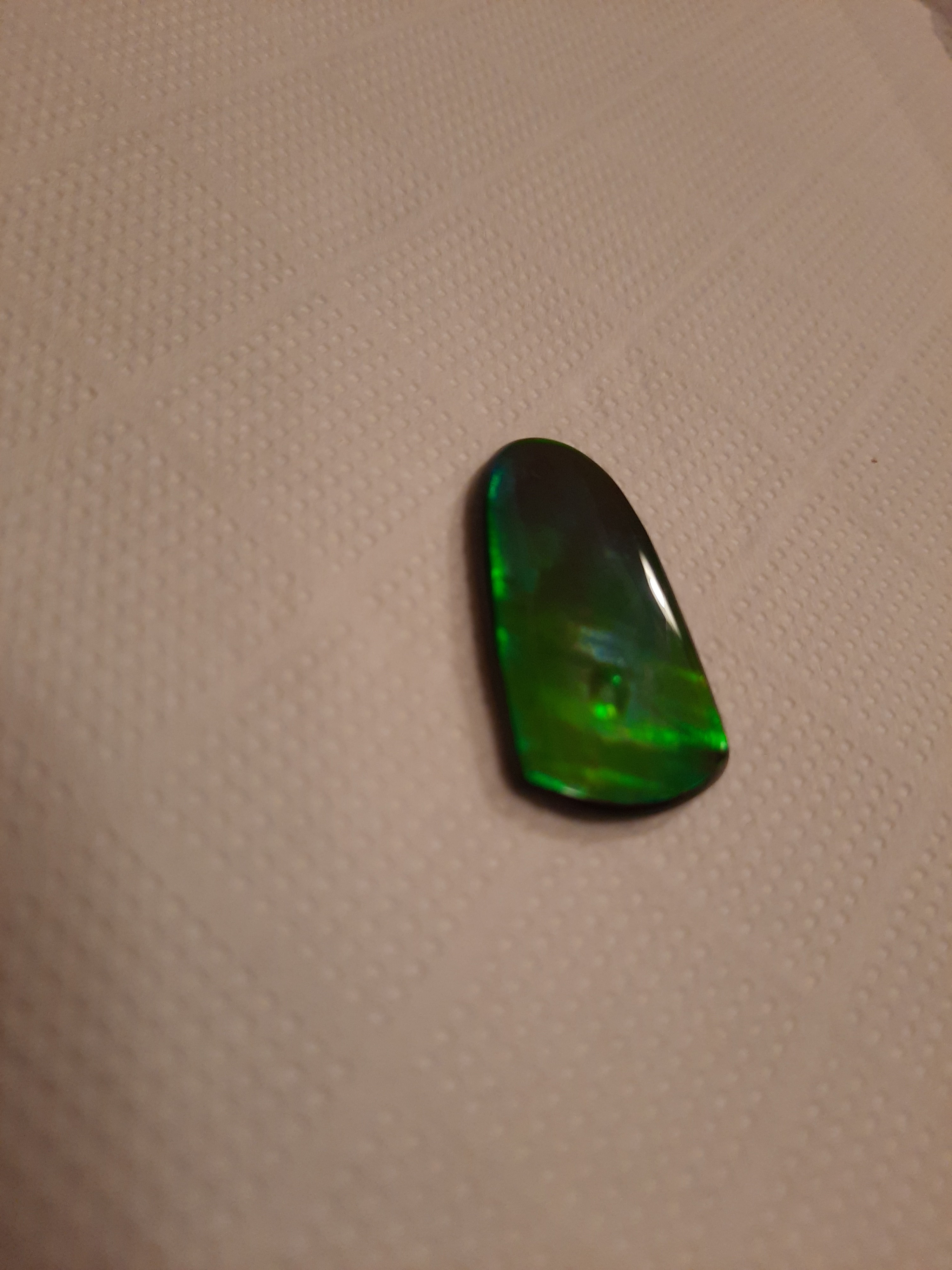 gemme ammolite pierre semi précieuse nacre irisée