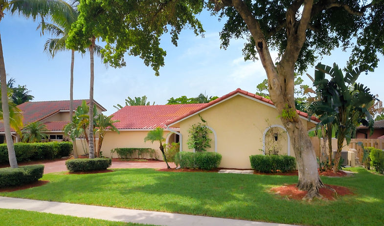 5737 Wind Drift Ln, 33433 Boca Raton.picture front and backyard