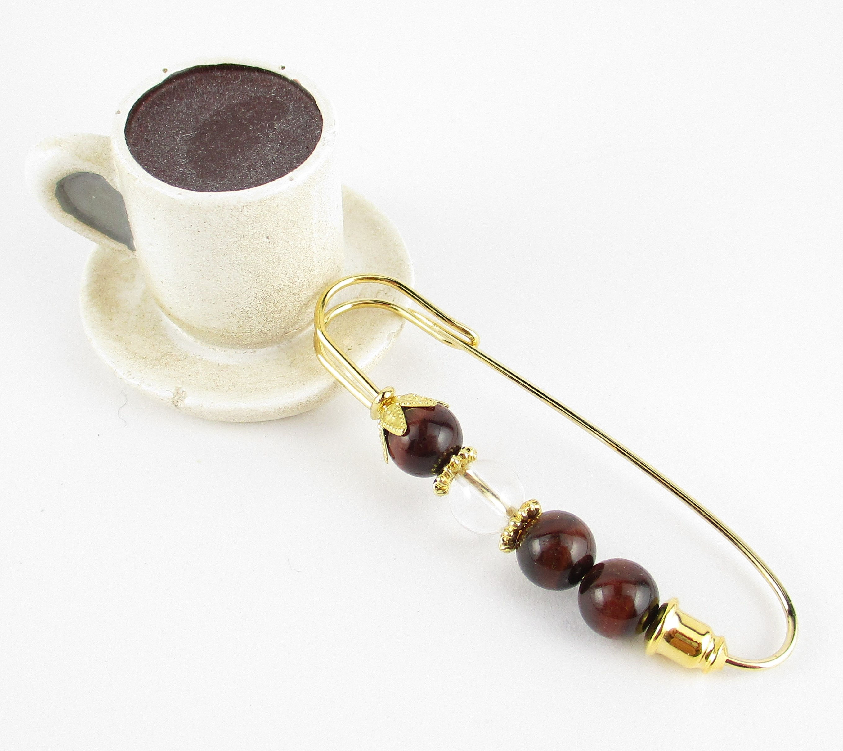 季節が変われば、レッドタイガーアイの実もこの棚にならぶようになります。SB713