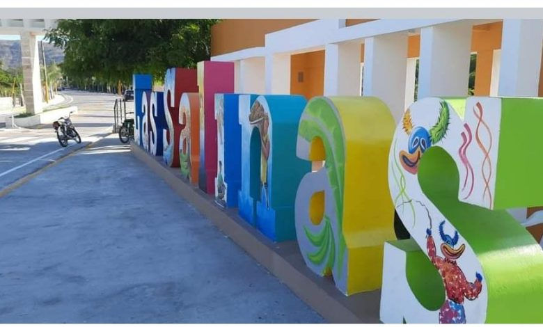 Letrero colorido en la entrada de las Salinas de Barahona.