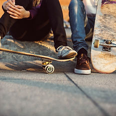L'adolescence est souvent synonyme de marginalité pour les générations qui les précèdent, car ils sont porteurs des changements et des tendances populaires de la société. À cet effet, les adolescents peuvent se sentir incompris voir même juger parfois par les adultes et on tendance à se réfugier au sein de leur cercle d'amis.