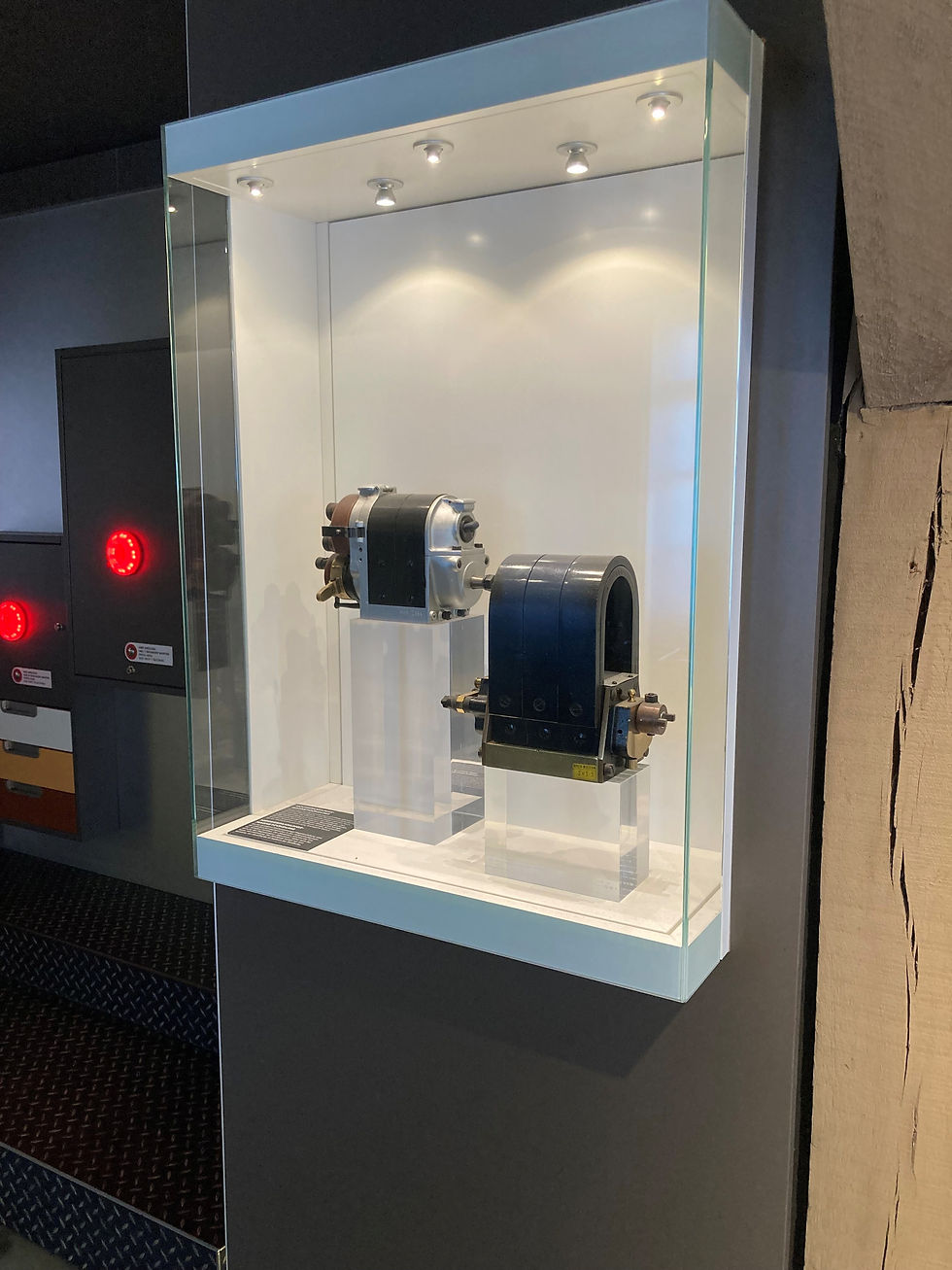 Niederspannungs- und Hochspannungs-Magnetzündung in einer beleuchteten Vitrine der Erlebnisausstellung des PS.SPEICHER.