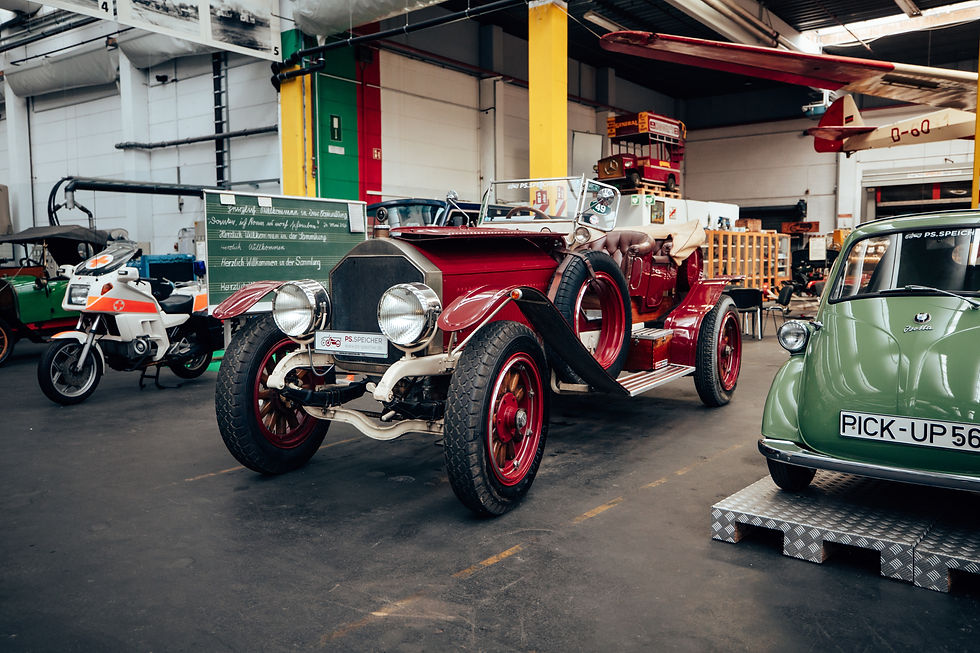 Amerikan La France von 1919 in der Sammlung LKW + BUS des PS.SPEICHER, umgeben von weiteren historischen Fahrzeugen.