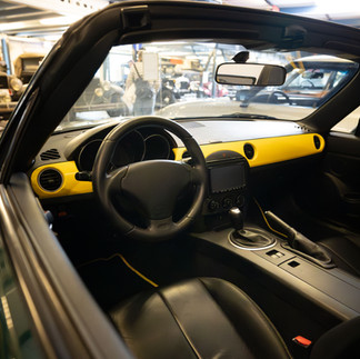 Innenraum des Hansa 23 R mit schwarzem Leder, Dreispeichenlenkrad, Schaltknauf und gelb abgesetzter Armaturentafel. Aufgenommen von der Fahrerseite in der Sammlung AUTOMOBIL des PS.SPEICHER.