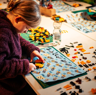 Kind beim Basteln eines Holzfahrzeugs im PS.SPEICHER Ferienworkshop – handwerkliches Ferienprogramm für Familienausflüge.