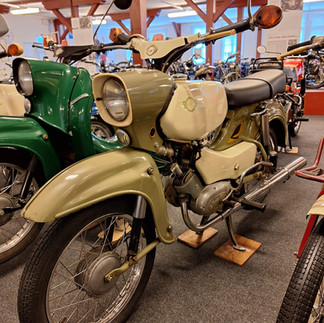 Hellgrün-weißes Kleinkraftrad Simson Habicht SR4 mit schwarzer Sitzbank, verchromtem Auspuff und Speichenrädern in der Sammlung Motorrad des PS.SPEICHER.