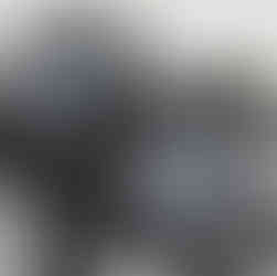 Nahaufnahme der Instrumente einer Yamaha XT 500 von 1976 mit Tacho, Drehzahlmesser und Zündschloss vor weißem Studiohintergrund.