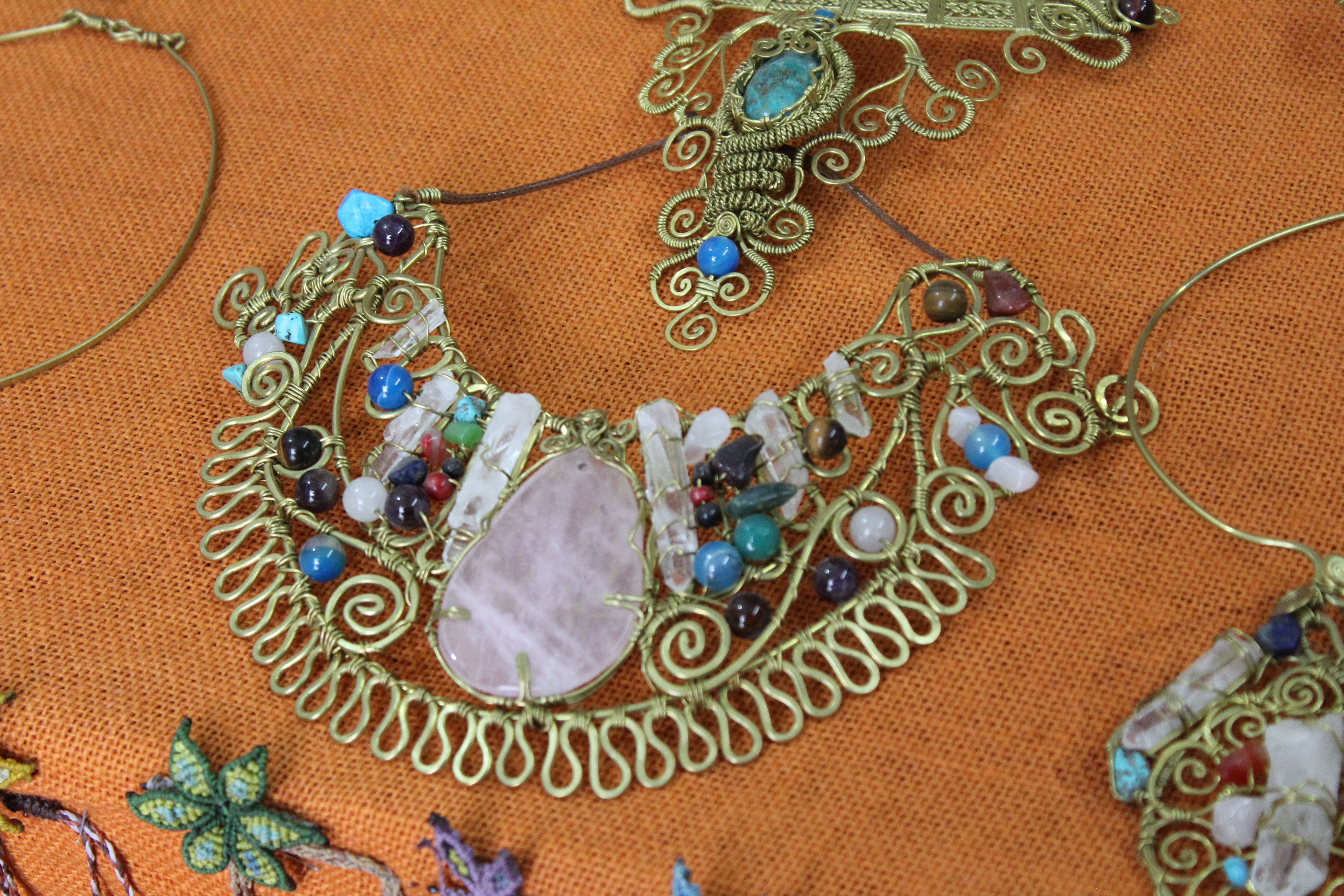 PECTORAL PRECOLOMBINO BRONCE CUARZO ROSADO