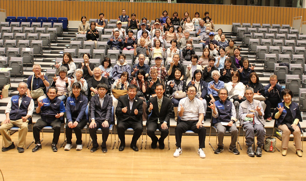 講師らと一緒に集合写真