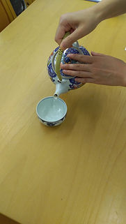 ②注ぐ 湯呑み.jpg