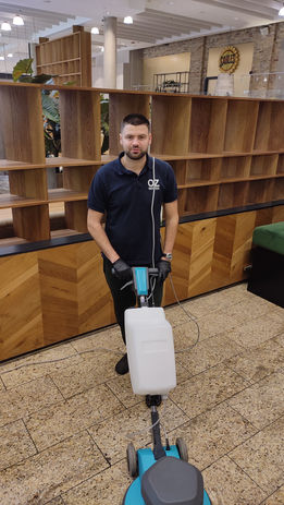 flīžu grīdas tīrīšana