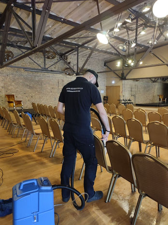 banketu zales kreslu tirisana