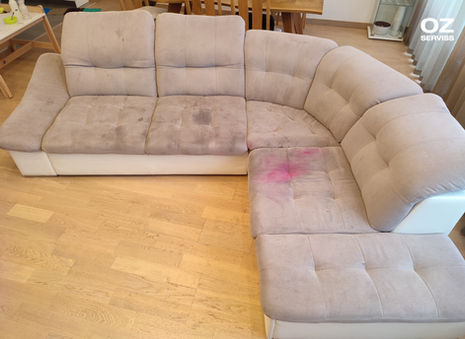 dīvāns ar krāsas traipu