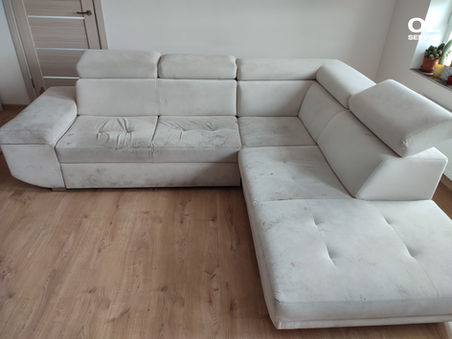 balts dīvāns ar pleķiem