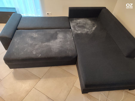 krāsas traips uz dīvāna