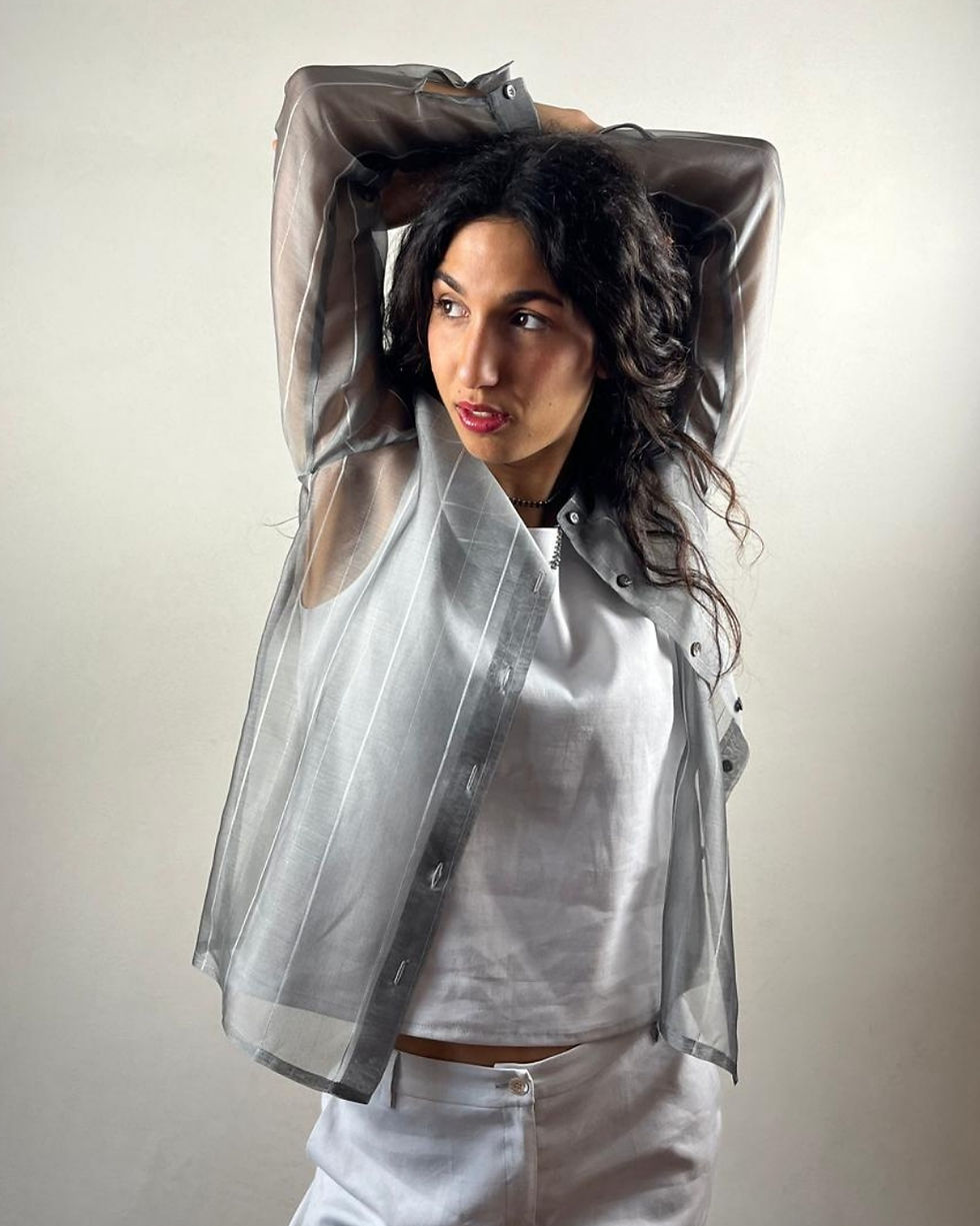 Miniatura: 55/26 CARATE - Camicia con collo alla coreana in organza di seta