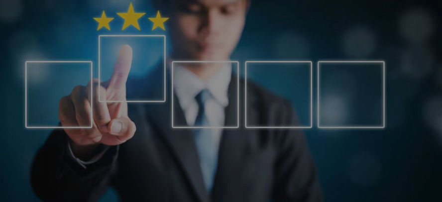 empresario-tocando-pantalla-virtual-dedo-seleccionar-iconos-destacados-estrategias-ideas_1