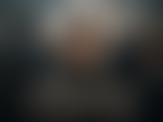 Femme au regard inquiet au milieu d’une foule floue en mouvement dans une rue urbaine, illustrant un état d’hypervigilance et de tension mentale permanente.