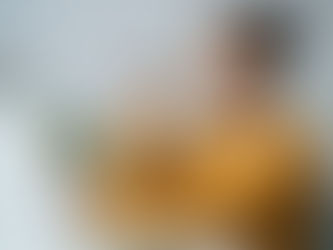 Jeune femme travaillant sur ordinateur portable, en pleine réflexion, illustrant la concentration et l’organisation au travail.