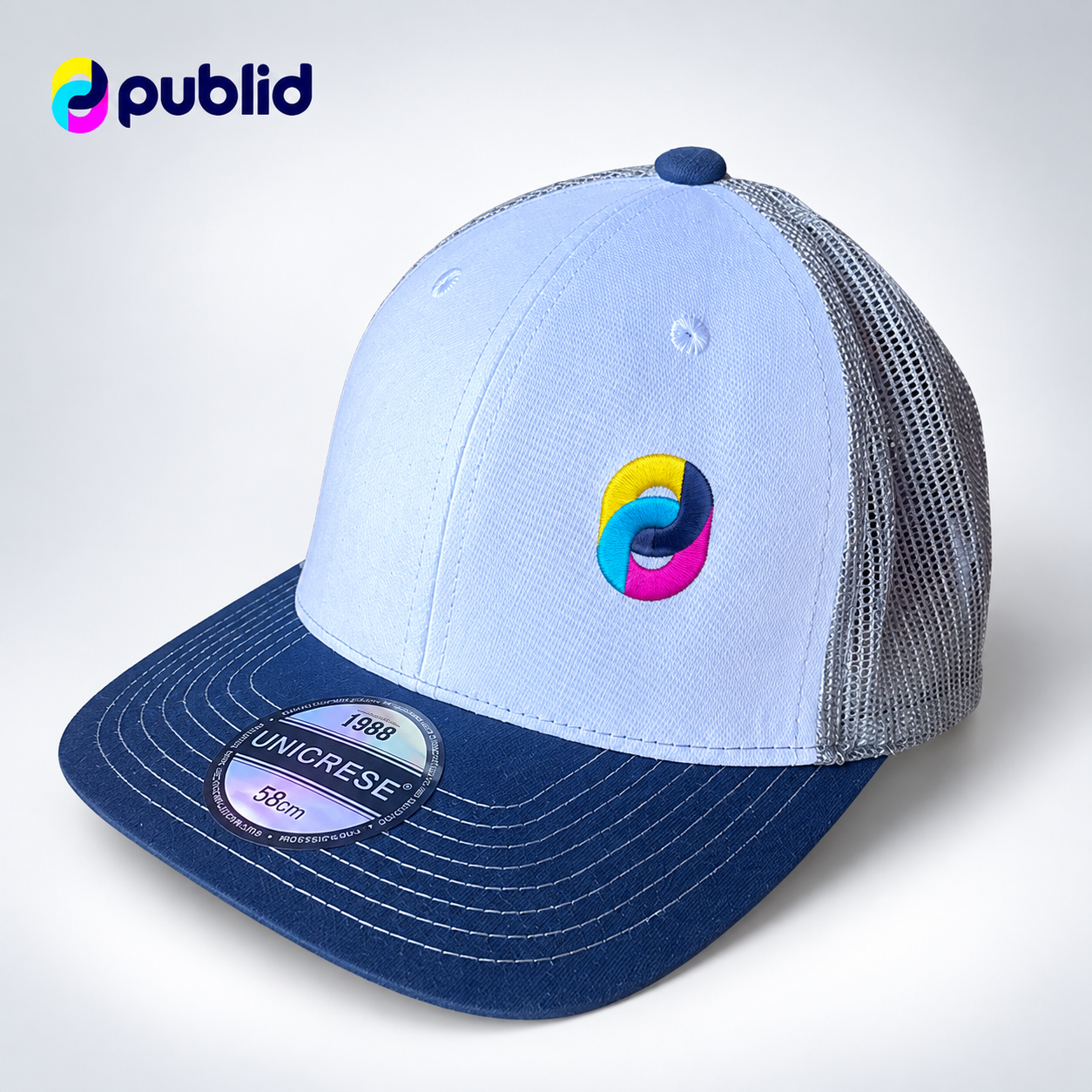 Gorra trucker azul y blanca bordada con el isotipo de Publid