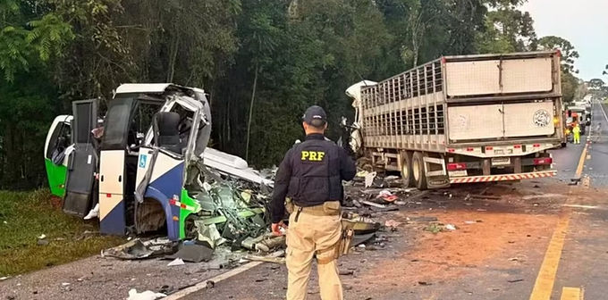 Una combi que trasladaba pacientes médicos chocó con un camión en el sur de Brasil