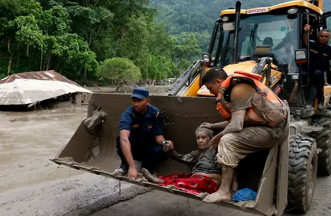 Inundación masiva en Nepal deja al menos 55 muertos y 403 desaparecidos