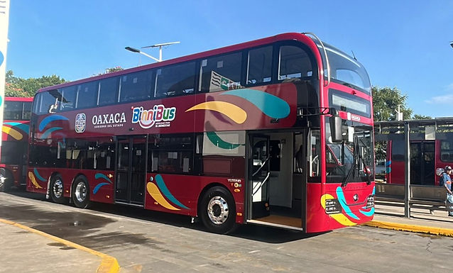 Estrena BinniBus 4 autobuses eléctricos de doble piso en Oaxaca