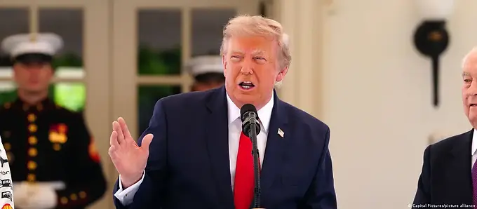 Trump retira cobro a barcos que crucen el estrecho de Ormuz