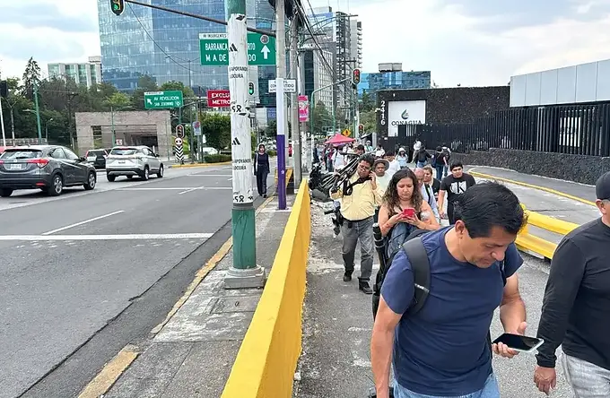Cientos de aspirantes cierran Insurgentes Sur