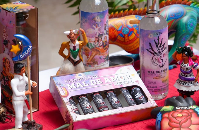 Presentan botella de mezcal conmemorativa de la Guelaguetza