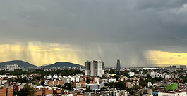 Cae aguacero con tormenta eléctrica en la Ciudad de México
