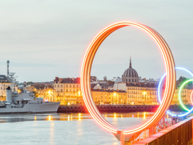 Vue panoramique du centre-ville de Nantes avec plusieurs parkings publics à proximité et un tramway en circulation.