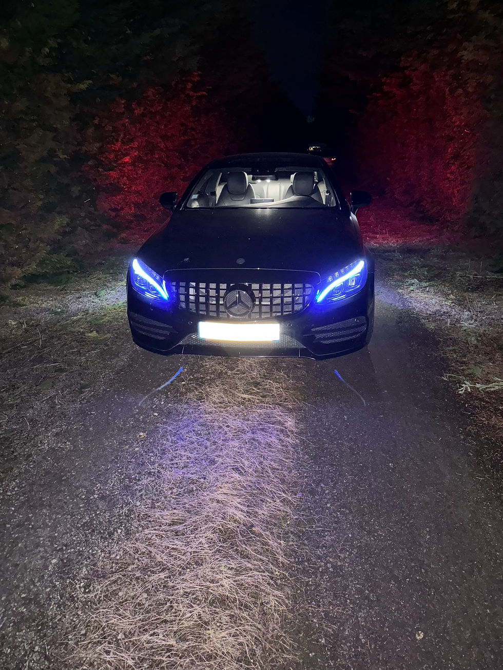 Navette de Parking Aéroport Nantais assurant le service de transfert vers l’aéroport de Nantes, avec un agent aidant un voyageur à charger ses bagages.