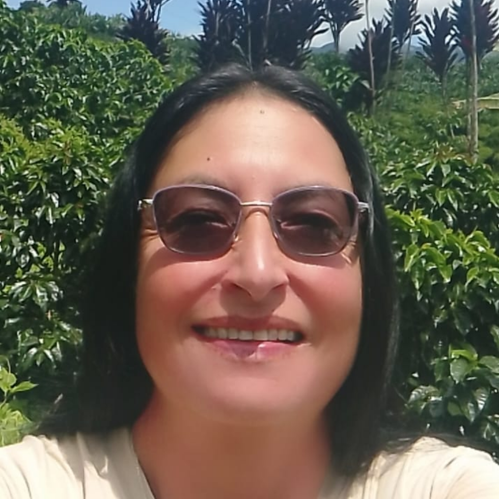 Firefly Un productor de café en su finca con montañas dando la espalda y que tenga una eda