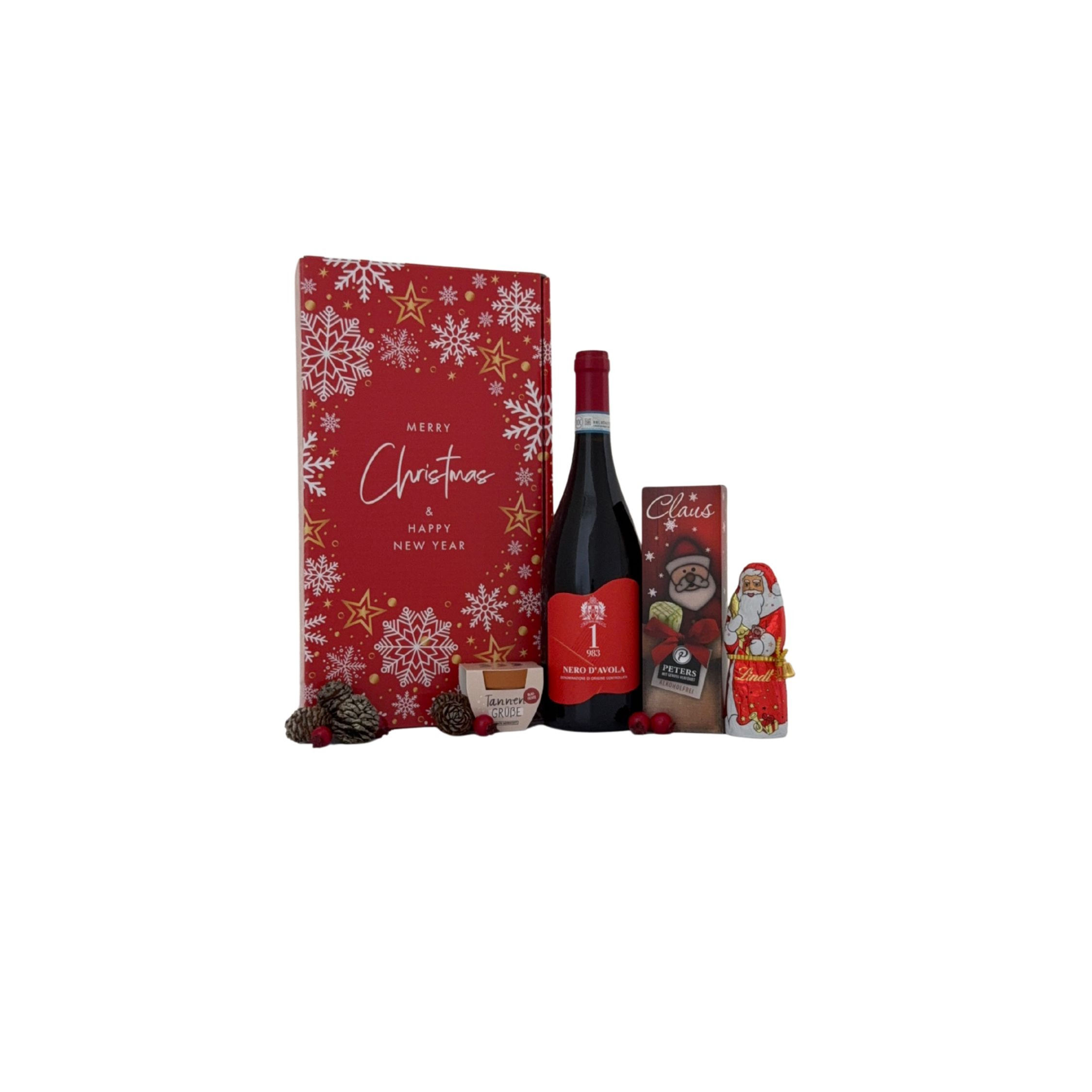 Geschenkbox mit Wein, Schokolade und Weihnachts-Dekoration, Festive Christmas.
