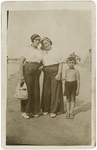 Sulamita Nolienė (viduryje) su sūnumi Šimonu ir pussesere Dora Kolicman Palangoje, 1936-37 m. Pinchus Nol kolekcija.