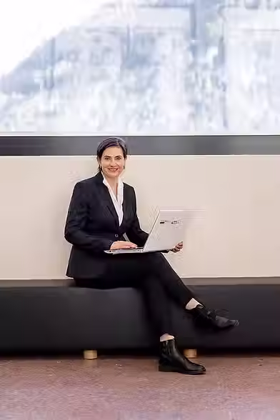 Valerie Favre Accola am Laptop am Arbeiten