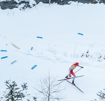 schweizer langläufer im schnee am weltcup rennen davos nordic