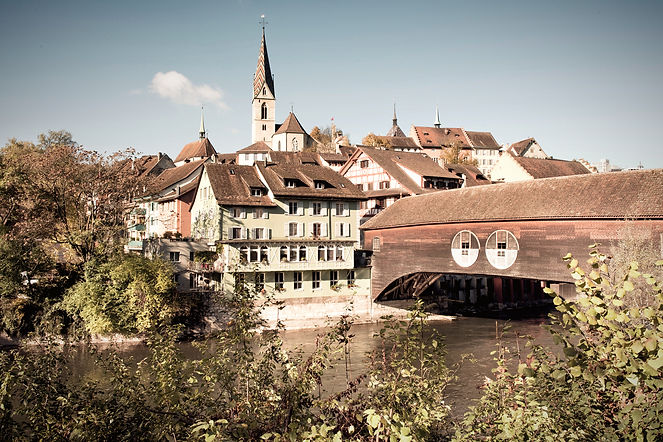 Historische Stadt am Fluss mit Brücke und Kirchturm, kv-verband.