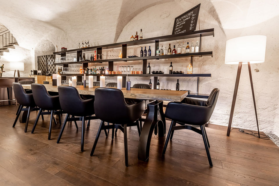 Schloss Maienfeld, Restaurant, Lounge, Bar, Bistro, Garten, Restaurant Garten, Graubünden, Maienfeld, Restaurant Maienfeld, Hochzeiten, Hochzeitslocation Graubünden, Private Events, Geburtstagsfeier, Events, Kulinarik, Kultur, Erlebnisse, 1xanders, AlpArosa, Küche, Schloss, Festsaaal