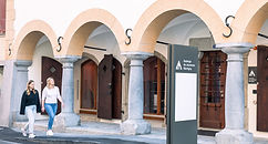 Jugendherberge-Martigny-Aussen-mit-Gästen-Leonidas_Portmann-13.jpg